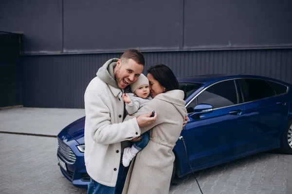 Eine Junge Glückliche Familie Lädt Ein Elektroauto — Stockfoto