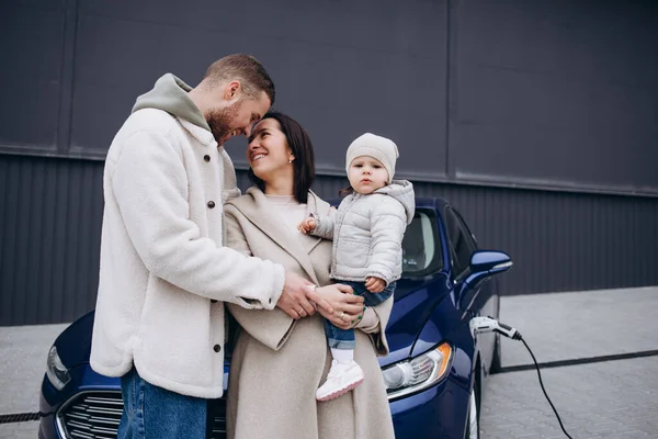 Kleines Mädchen Und Junge Frau Stehen Beim Laden Von Elektroauto — Stockfoto