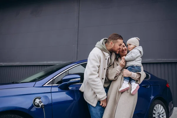 Schönes Junges Paar Hat Spaß Beim Laden Eines Elektroautos — Stockfoto