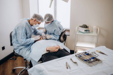 Ameliyat ameliyatı. Ameliyathanede ameliyat ekipmanlarıyla bir grup cerrah. Tıbbi geçmiş, seçici odaklanma. Ameliyat sırasında cerrah ekibi birlikte çalışıyor.