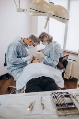 Hastane Ameliyathanesinde Profesyonel Cerrahlar ve Hemşirelerden oluşan Çeşitli Ekip Başarılı bir Ameliyattan Sonra Dikiş Yarası.