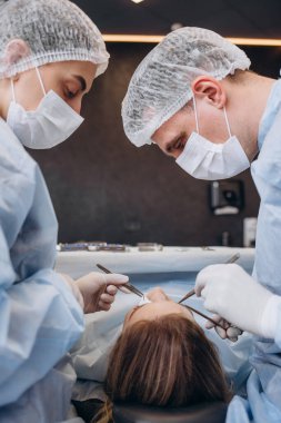 Tıbbi Ekip Parlak Modern Ameliyathanede Cerrahi Operasyon Yapıyor