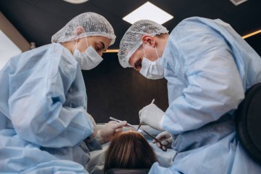 Ameliyat ameliyatı. Ameliyathanede ameliyat ekipmanlarıyla bir grup cerrah. Tıbbi geçmiş, seçici odaklanma. Ameliyat sırasında cerrah ekibi birlikte çalışıyor.