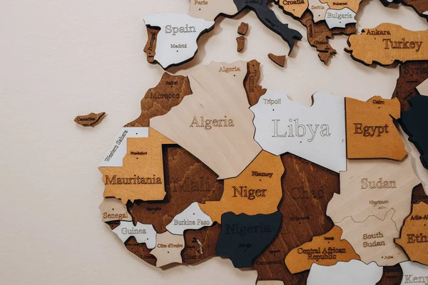 Tahta Arka Planda Afrika Haritası Ana Hatları — Stok fotoğraf