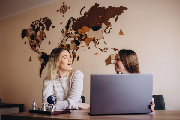 Дівчата Підлітки Розмовляють Розважаються Разом Сидячи Біля Ноутбука Кафе Барі — стокове фото