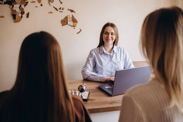 Het Reisbureau Bewaart Tickets Voor Het Vliegtuig Het Reisbureau Biedt — Stockfoto