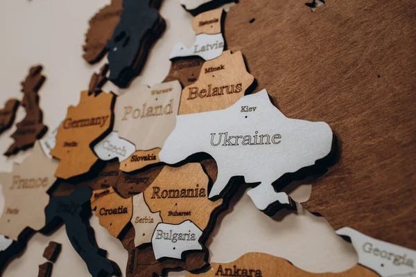 Ülkenin Başkenti Kyiv Ile Birlikte Tahta Dünya Haritasında Ukrayna — Stok fotoğraf