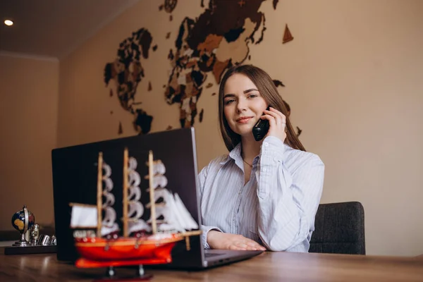 Jonge Vrouwelijke Reisagent Consultant Reisbureau Telefoongesprek — Stockfoto