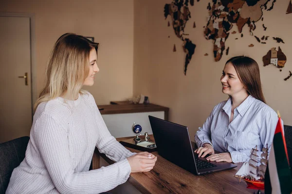 Een Jong Meisje Kwam Naar Een Reisbureau Wil Reis Het — Stockfoto