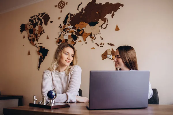 Twee Vrouwelijke Ondernemers Werknemers Collega Bespreken Samen Werken Zakelijk Project — Stockfoto