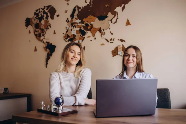 Twee Vrouwelijke Ondernemers Werknemers Collega Bespreken Samen Werken Zakelijk Project — Stockfoto