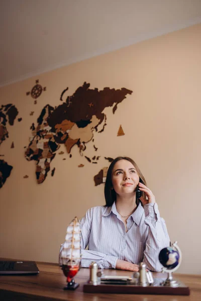 Sluit Foto Voor Vrouwelijke Reisagent Jonge Vrouw Praten Telefoon Glimlachen — Stockfoto