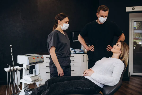 Experienced Senior Doctor Modern Clinic Talking Nervous Female Patient Supportive — Stock Photo, Image