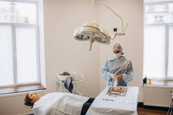 Portret Kobiety Chirurga Noszącej Szorty Okulary Ochronne Szpitalnym Teatrze Operacyjnym — Zdjęcie stockowe