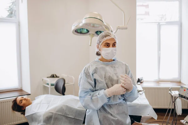 Retrato Médico Cirurgião Azul Esfrega Colocando Luvas Cirúrgicas Olhando Para — Fotografia de Stock