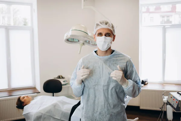 Portret Chirurga Stojącego Rękami Skrzyżowanymi Sali Operacyjnej Szpitalu Chirurdzy Zespołowi — Zdjęcie stockowe