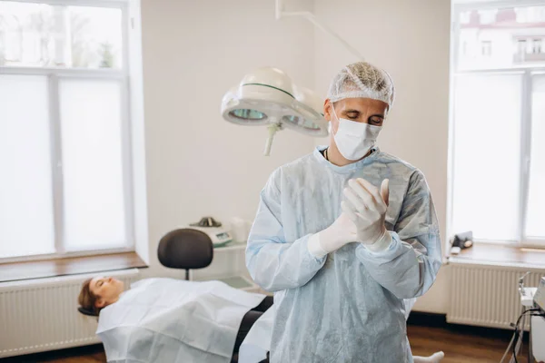 Lekarz Chirurg Zakładający Białą Sterylizowaną Rękawicę Chirurgiczną Szpitalnej Sali Operacyjnej — Zdjęcie stockowe