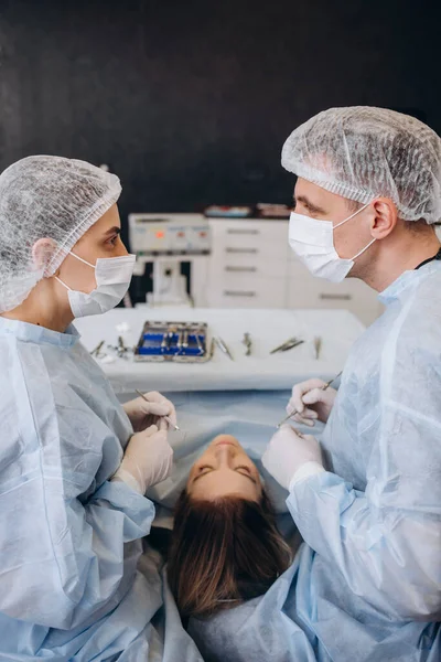 Ameliyat ameliyatı. Ameliyathanede ameliyat ekipmanlarıyla bir grup cerrah. Tıbbi geçmiş, seçici odaklanma. Ameliyat sırasında cerrah ekibi birlikte çalışıyor.