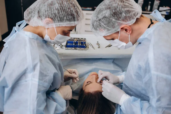 Quirófano Del Hospital Equipo Diverso Cirujanos Profesionales Enfermeras Sutura Herida —  Fotos de Stock