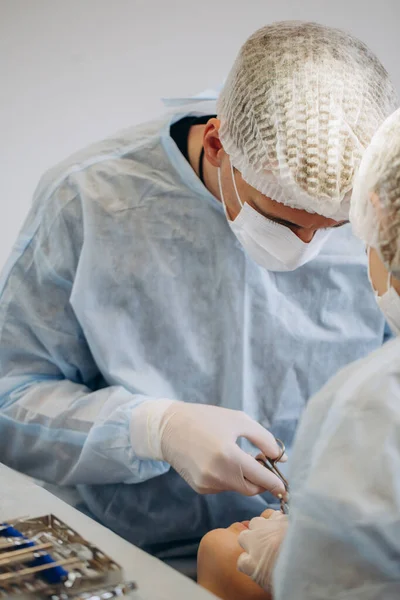 Equipo Médico Que Realiza Operación Quirúrgica Sala Operaciones Moderna Brillante —  Fotos de Stock
