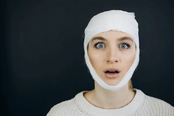 Femme Surprise Après Une Chirurgie Plastique Avec Pansement Concept Beauté — Photo