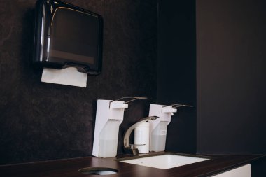 Hastanede beyaz lavabo, diş hekimliği için bir bardak su, beyaz arka plan, kurutma suyu için lavabo..