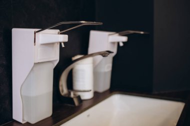 Hastanede beyaz lavabo, diş hekimliği için bir bardak su, beyaz arka plan, kurutma suyu için lavabo..
