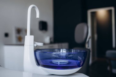 Modern diş ünitesi diş sağlığı kliniğinde su hattı ekipmanı