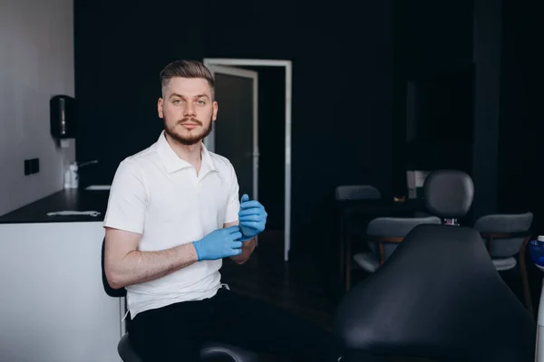 男性歯科医は患者と仕事をするために手袋をはめて — ストック写真