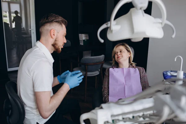 Portret Dentysty Wykonawczego Trzymającego Ręku Schowek Konsultującego Się Pięknym Pacjentem — Zdjęcie stockowe