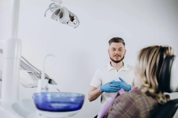 Młody Dentysta Pracuje Pacjentem Nowoczesny Szpital Jest Wspomagany Przez Asystent — Zdjęcie stockowe