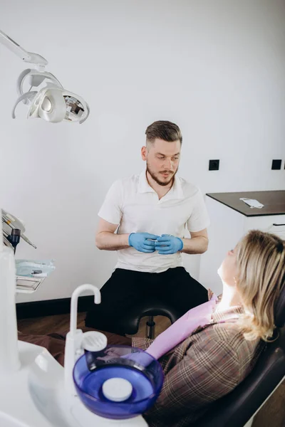 Dentysta Męski Pokazujący Wyniki Leczenia Tablecie Cyfrowym Gabinecie Stomatologicznym Przestrzeni — Zdjęcie stockowe