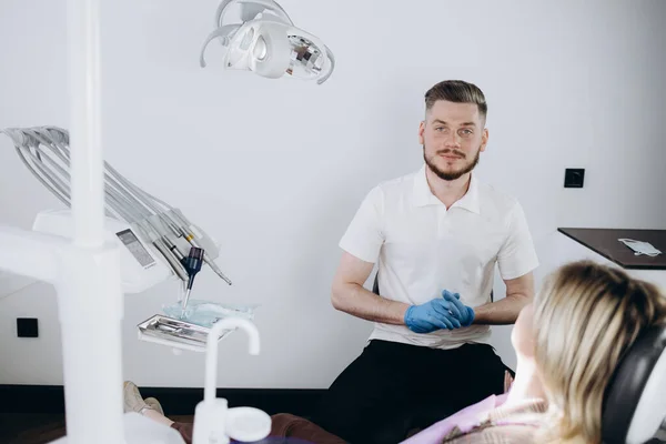 Młody Zabawny Ortodonta Dentysta Biały Mężczyzna Nosi Suknię Prześwietleniem Zębów — Zdjęcie stockowe