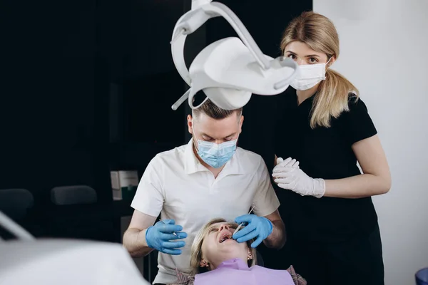 Dwóch Młodych Profesjonalnych Dentystów Rękawiczkach Białych Płaszczach Patrzących Ciebie Swojego — Zdjęcie stockowe