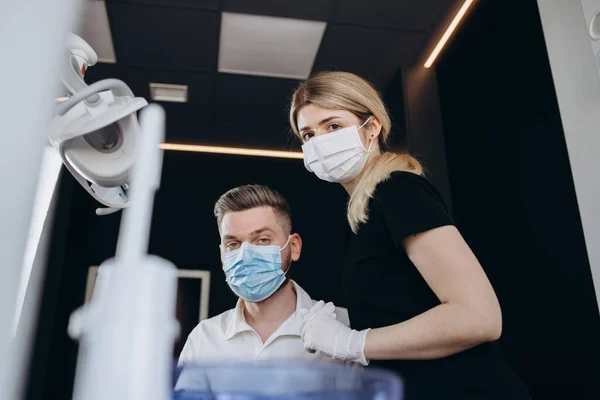 Dentysta Asystentem Dentysty Nowoczesnej Chirurgii Stomatologicznej — Zdjęcie stockowe