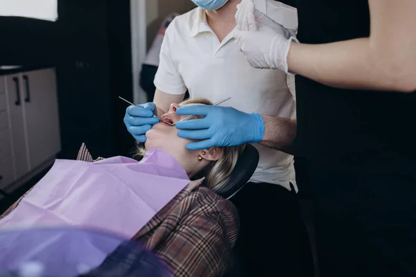Doctora Dentista Asiática Ppe Que Usa Mascarilla Protectora Escudo Durante —  Fotos de Stock