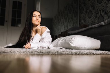 güzel esmer kadın yatakta otururken kirlenmiş