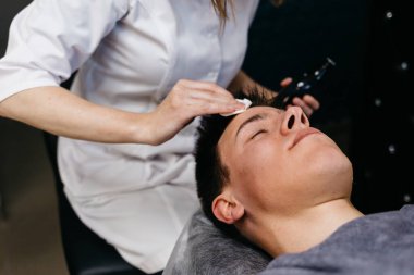 Spa salonda masaj yüzü olan adam