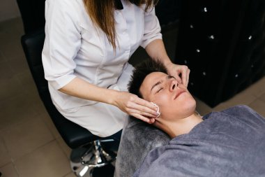 Spa salonda masaj yüzü olan adam
