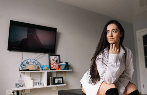 Une Jeune Fille Regardant Des Films Sur Fond Télévision Maison — Photo