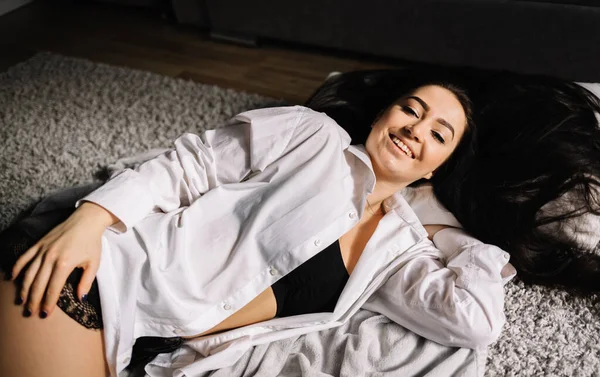 Χαλαρή Γυναίκα Ξαπλωμένο Στο Πάτωμα Στο Εσωτερικό Και Χαμογελαστός — Φωτογραφία Αρχείου