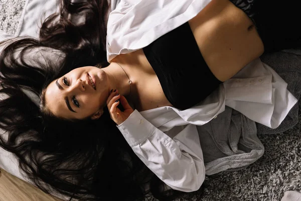 Genç güzel mutlu kadın yatakta, üstten görünüm uyanma