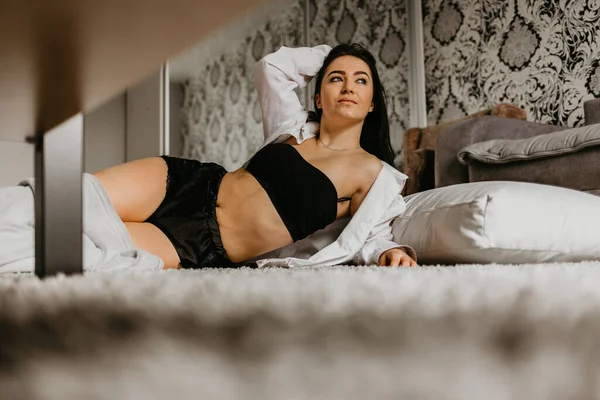 Σέξι Κορίτσι Αντρικό Πουκάμισο Κάθεται Στο Κρεβάτι — Φωτογραφία Αρχείου