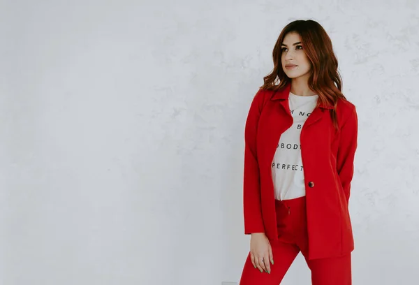 Porträtt Ung Affärskvinna Röd Kostym Med Armarna Upp Isolerad Vit — Stockfoto