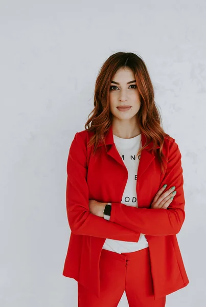Πορτρέτο Της Νεαρής Επιχειρηματία Κόκκινο Κοστούμι Χέρια Ψηλά Απομονώνονται Λευκό — Φωτογραφία Αρχείου