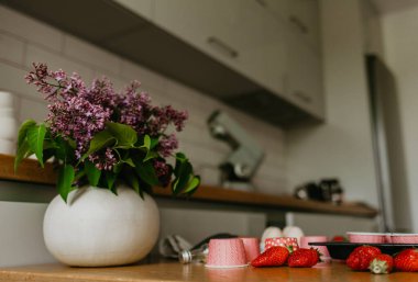 Hizmet öncesi sırlı frenk üzümü ile üst cupcake dekorasyon pudra