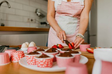 Taze pişmiş kek tutan genç kadın