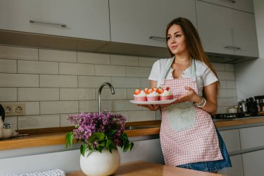 Kadın mutfakta lezzetli Paskalya keki hazırlama