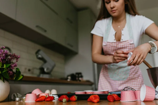 Молодая Женщина Украшает Кексы Яркой Кухне — стоковое фото