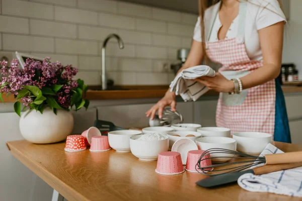 若い女性がキッチンでうどん粉自家製のパン作り — ストック写真